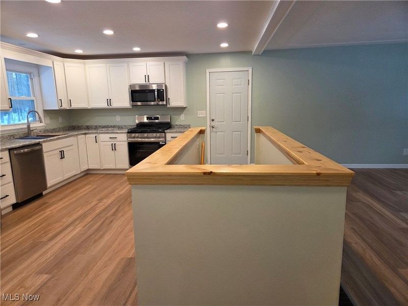 1075 NE River Road, Lake Milton, OH 44429 Photo 5