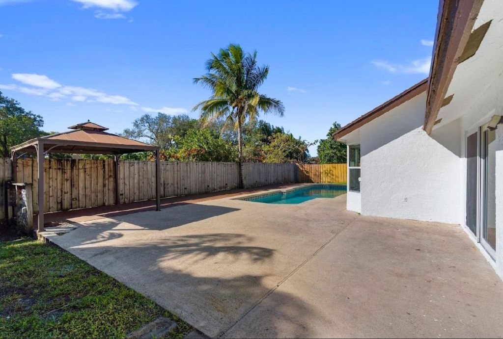 7060 NW 47th Place, Lauderhill, FL 33319 Photo