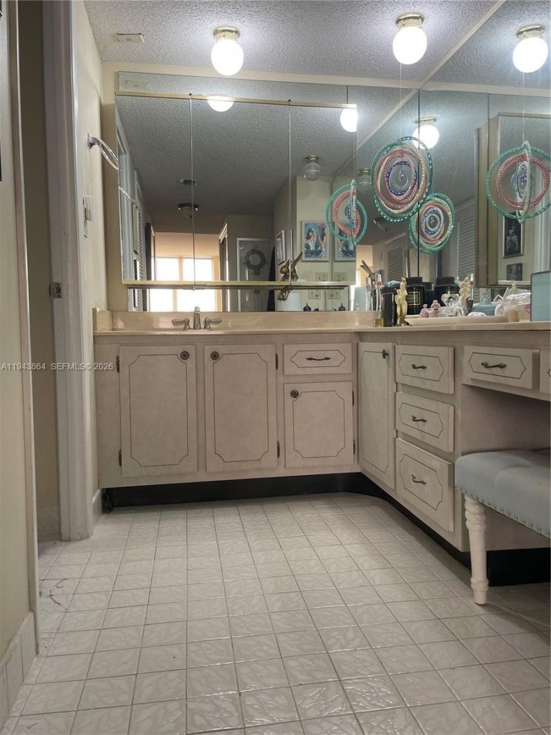 6039 Collins Ave, Unit 1232, Miami Beach, FL 33140 Photo