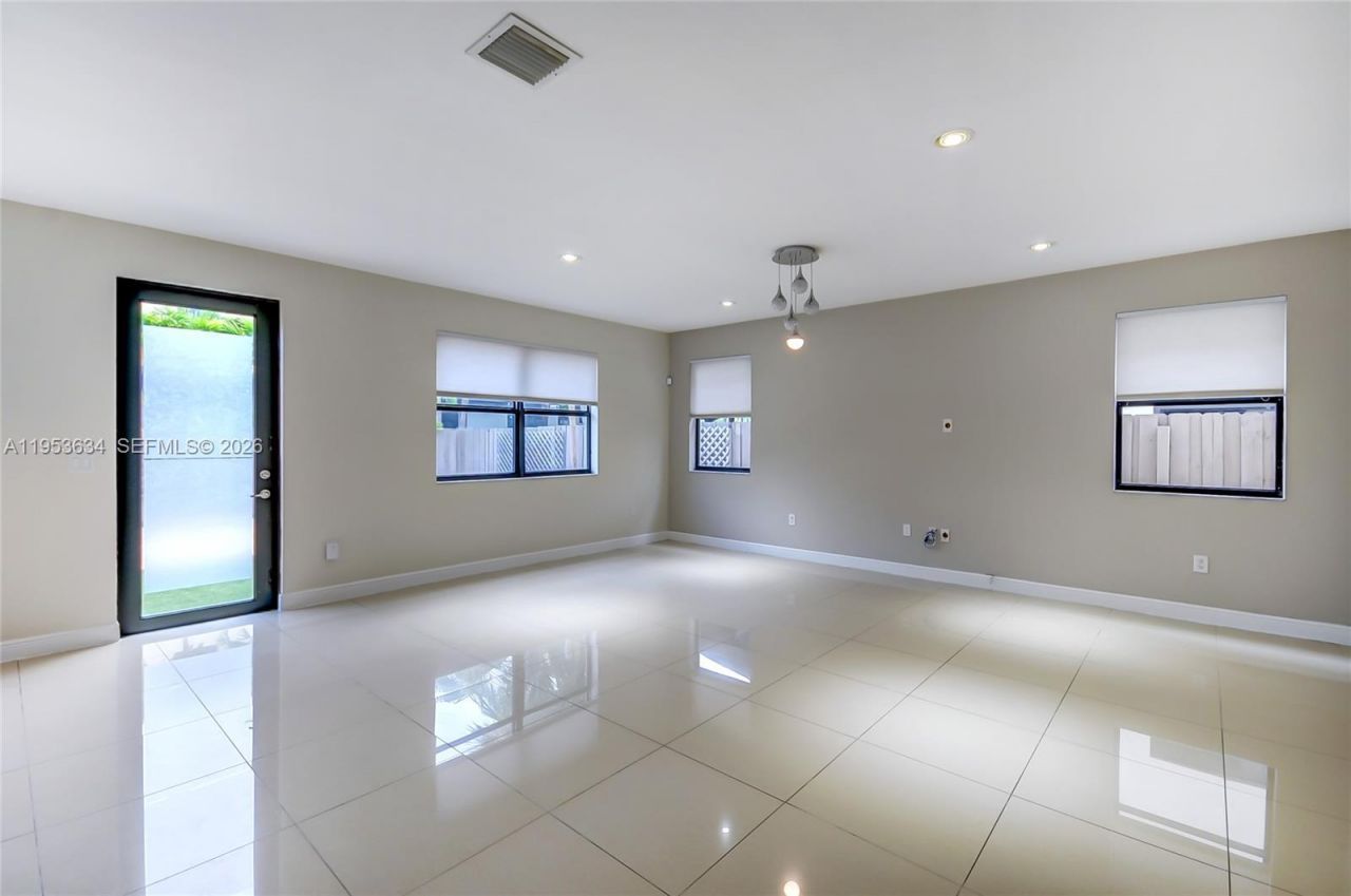 9815 NW 86th Ter, Doral, FL 33178 Photo