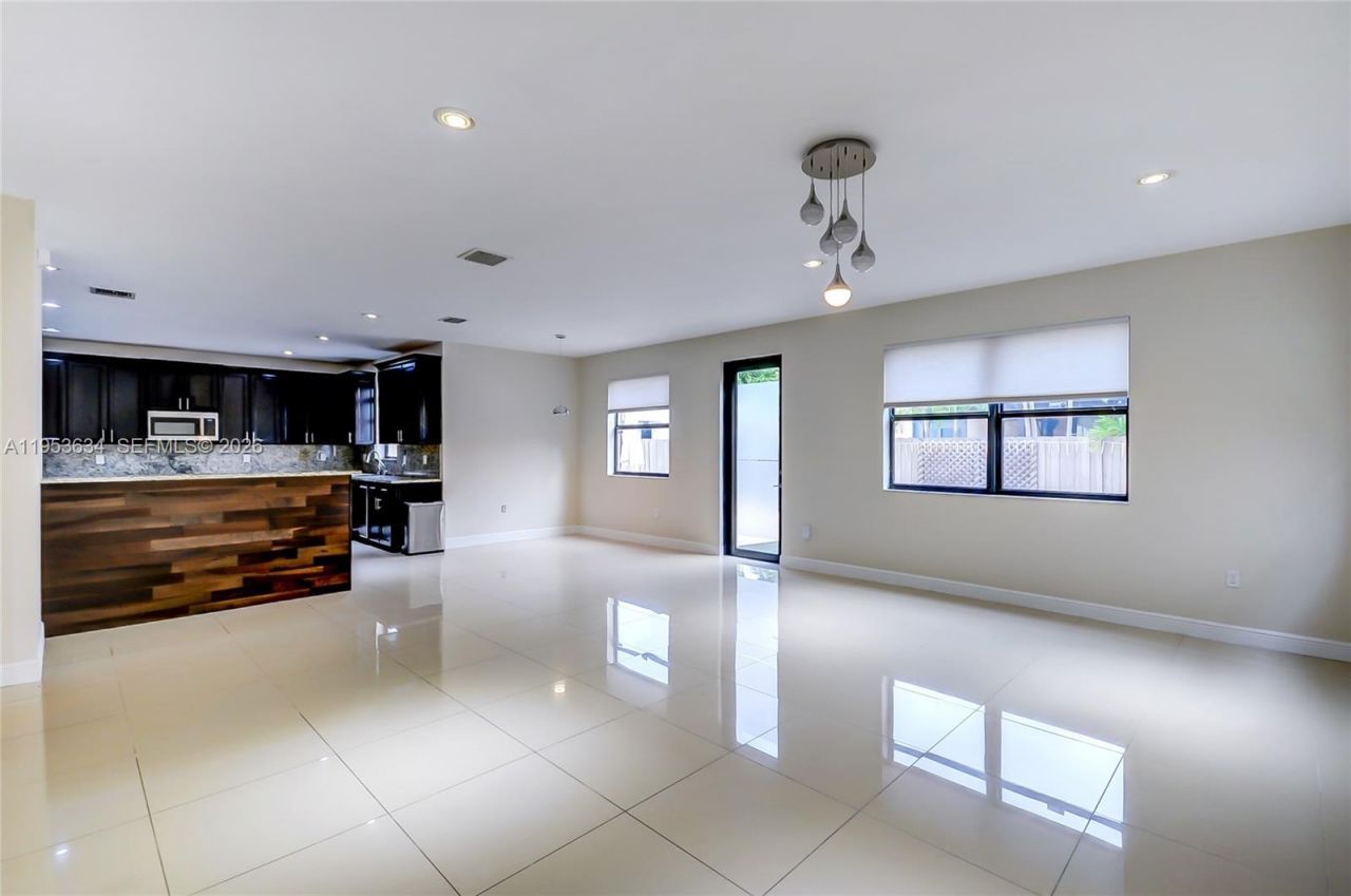 9815 NW 86th Ter, Doral, FL 33178 Photo