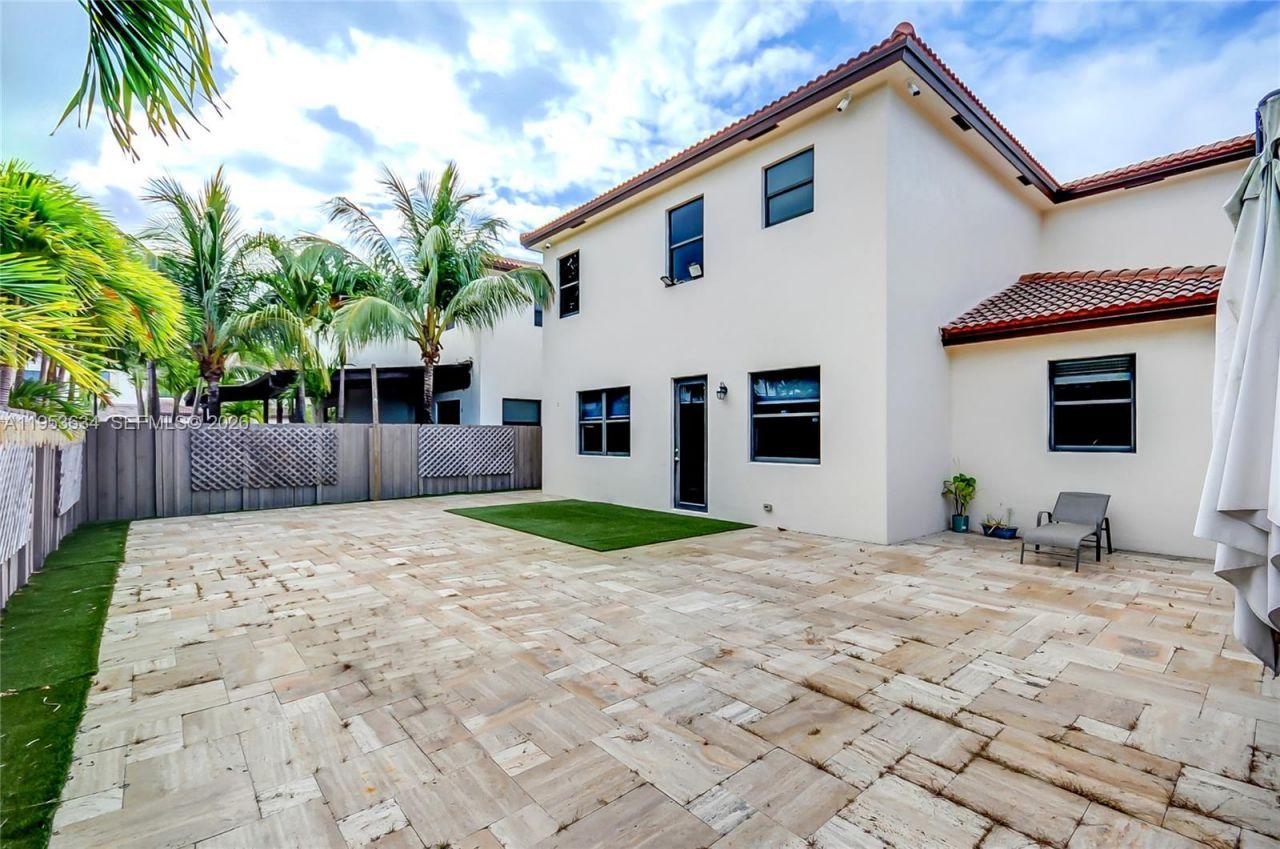 9815 NW 86th Ter, Doral, FL 33178 Photo