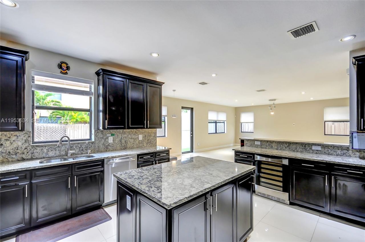 9815 NW 86th Ter, Doral, FL 33178 Photo