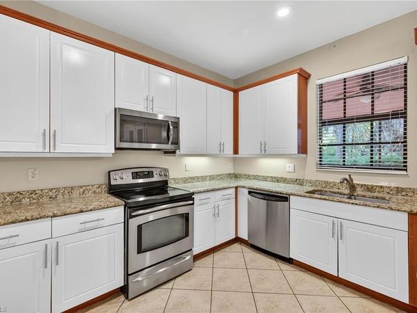 7666 Bristol CIR, NAPLES, FL 34120