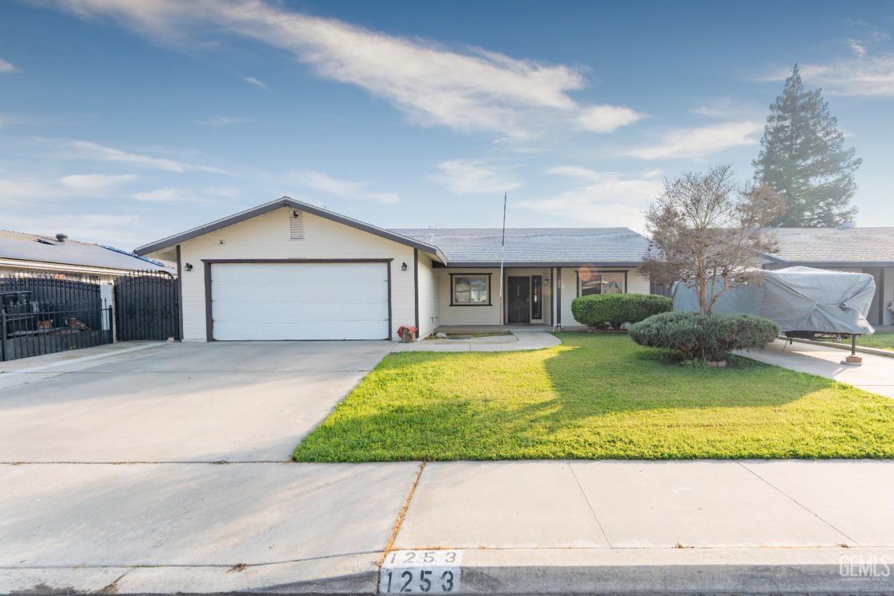 1253 W Jean Avenue, Porterville, CA 93257 Main Photo