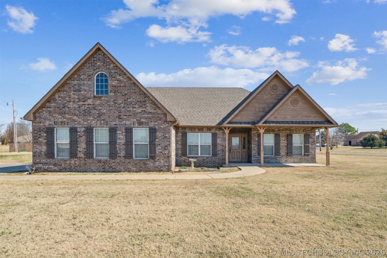 3823 Oakwood Drive, Pryor, OK 74361 Main Photo