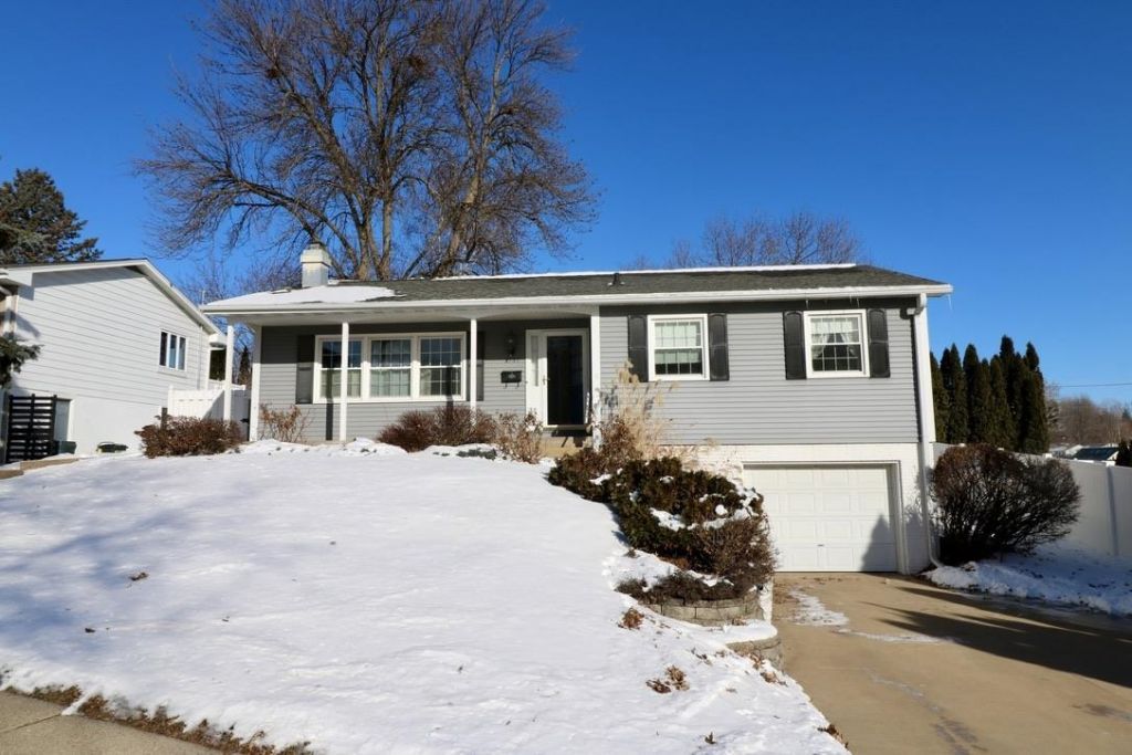 2935 Saint Anne Drive, Dubuque, IA 52001 Main Photo