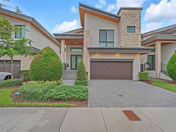 10250 NW 76th Ter, Doral, FL 33178