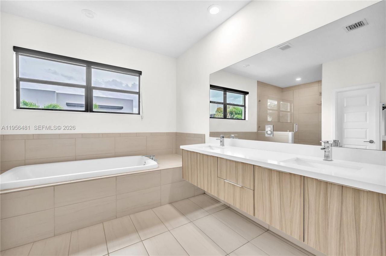 10250 NW 76th Ter, Doral, FL 33178 Photo