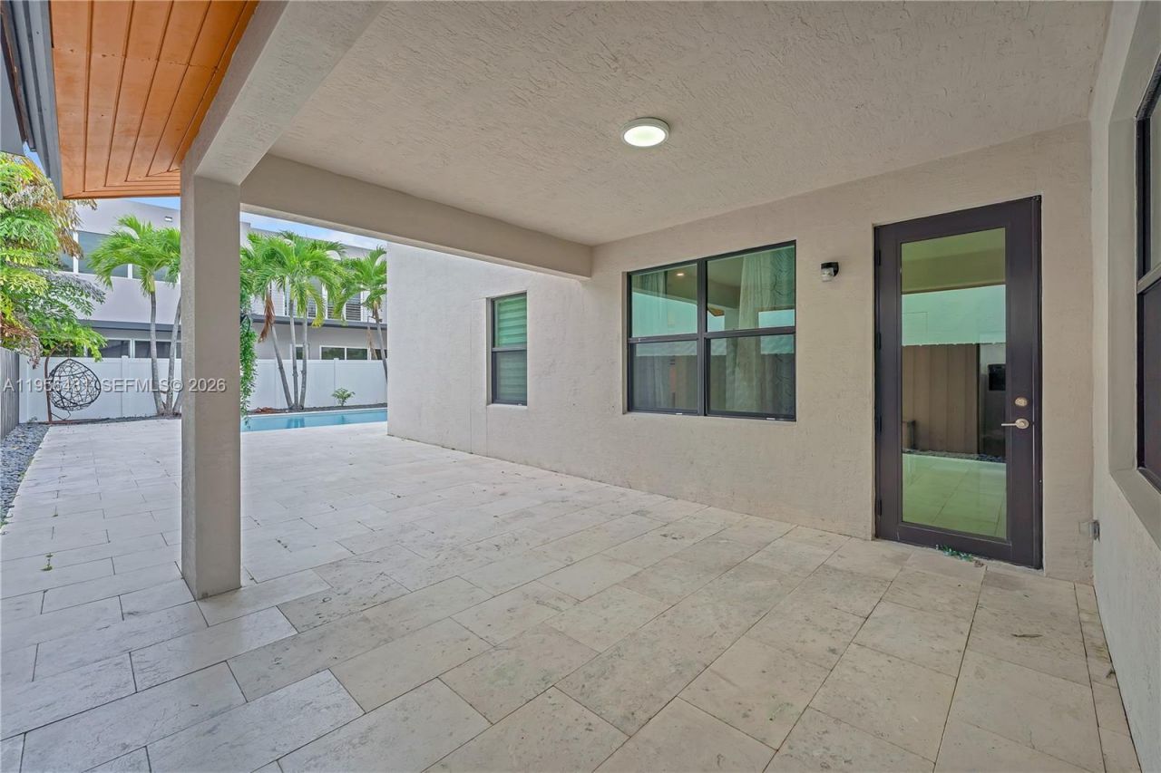 10250 NW 76th Ter, Doral, FL 33178 Photo