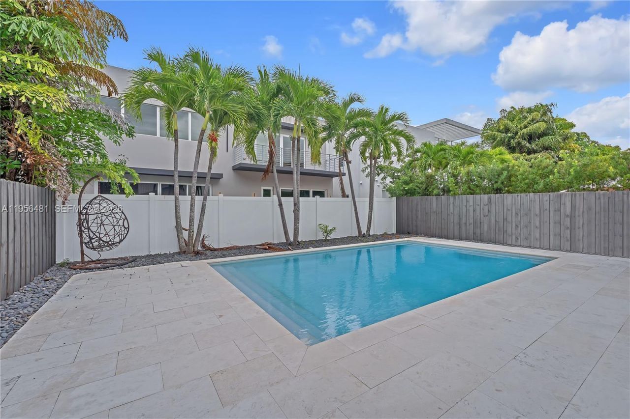10250 NW 76th Ter, Doral, FL 33178 Photo
