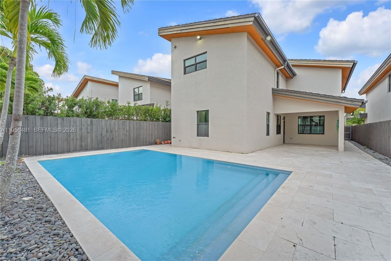10250 NW 76th Ter, Doral, FL 33178 Photo