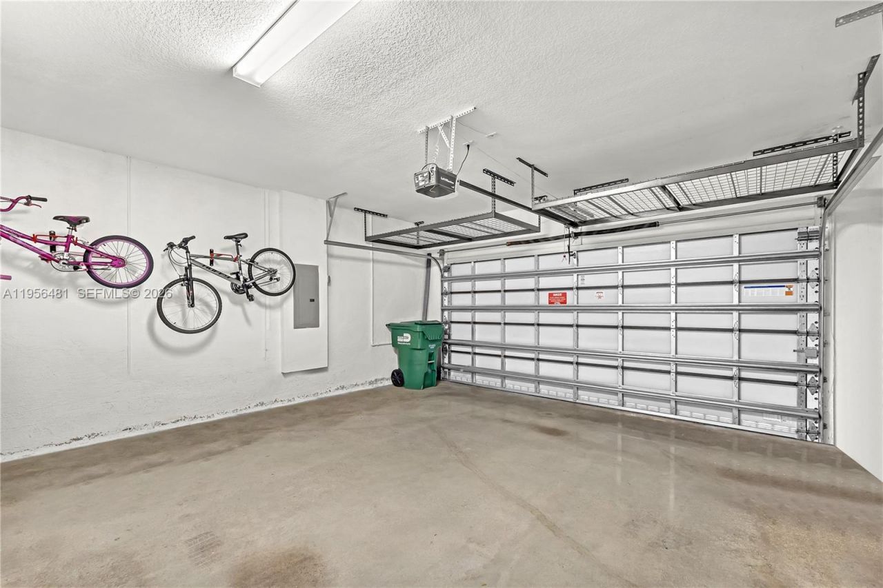 10250 NW 76th Ter, Doral, FL 33178 Photo