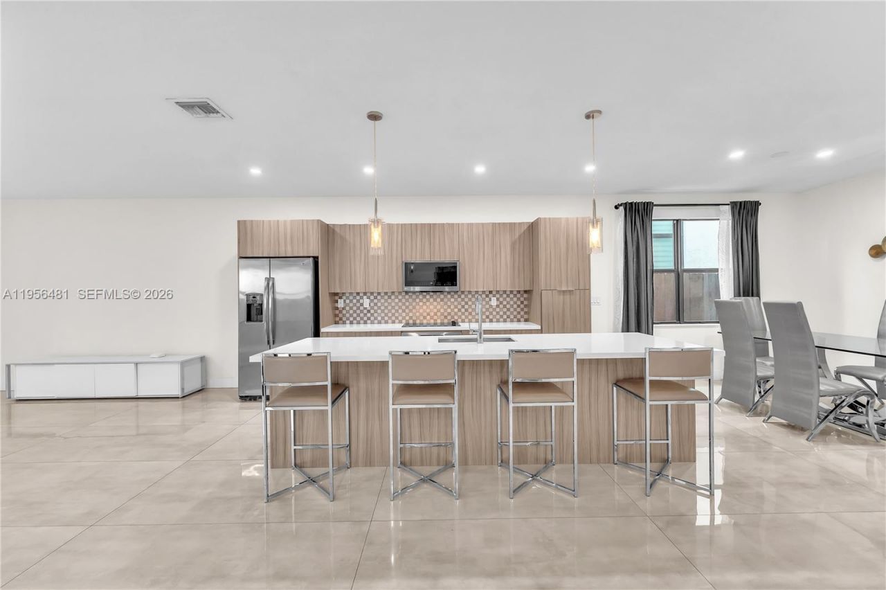 10250 NW 76th Ter, Doral, FL 33178 Photo