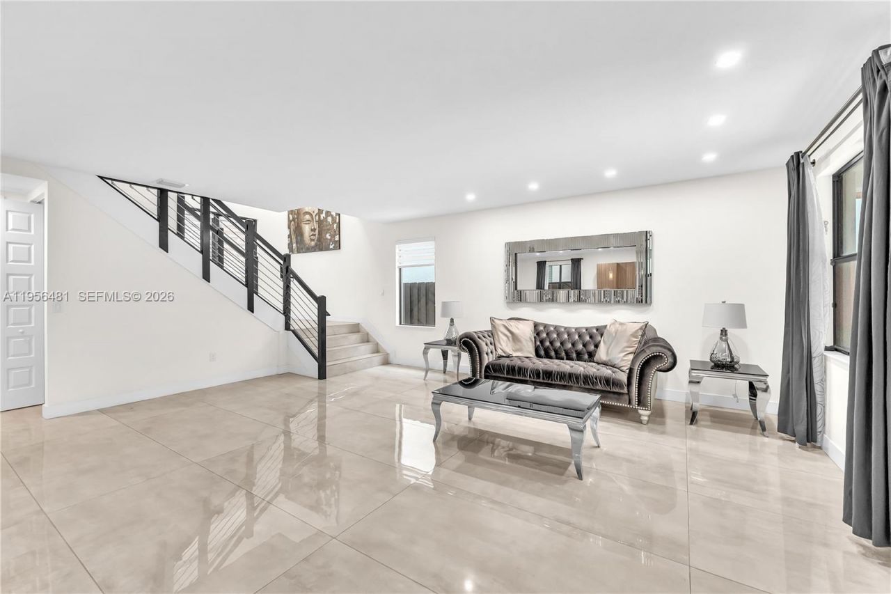 10250 NW 76th Ter, Doral, FL 33178 Photo