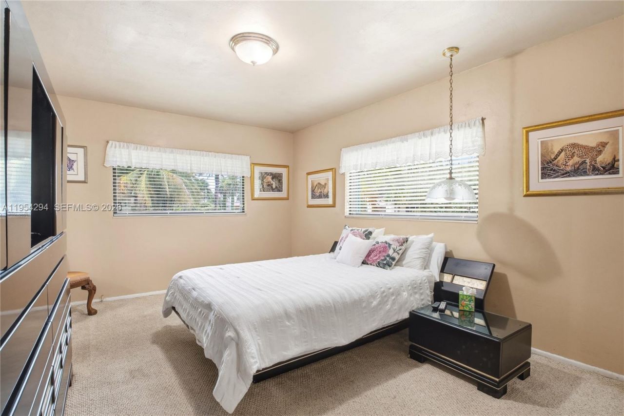 11505 N Bayshore Dr, North Miami, FL 33181 Photo