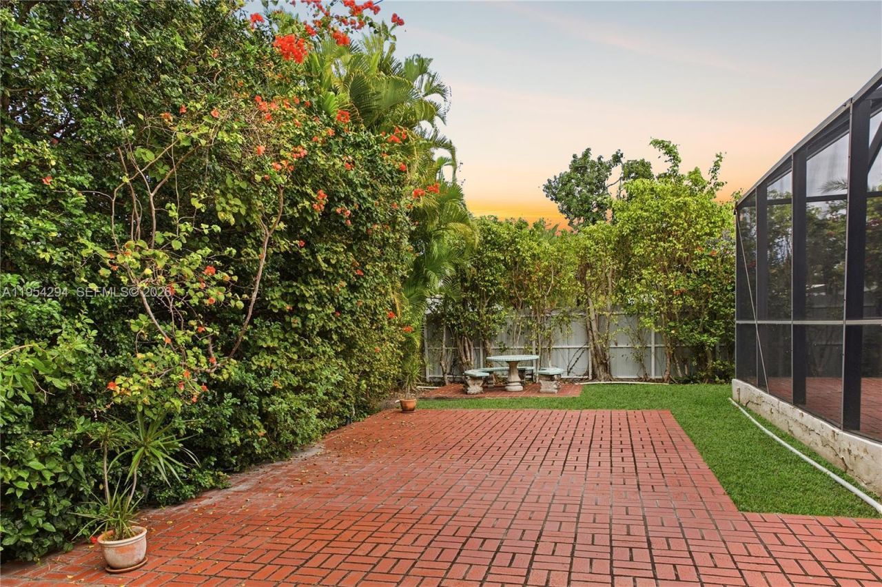 11505 N Bayshore Dr, North Miami, FL 33181 Photo