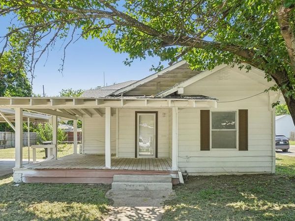302 S Wood Street, Cleburne, TX 76033