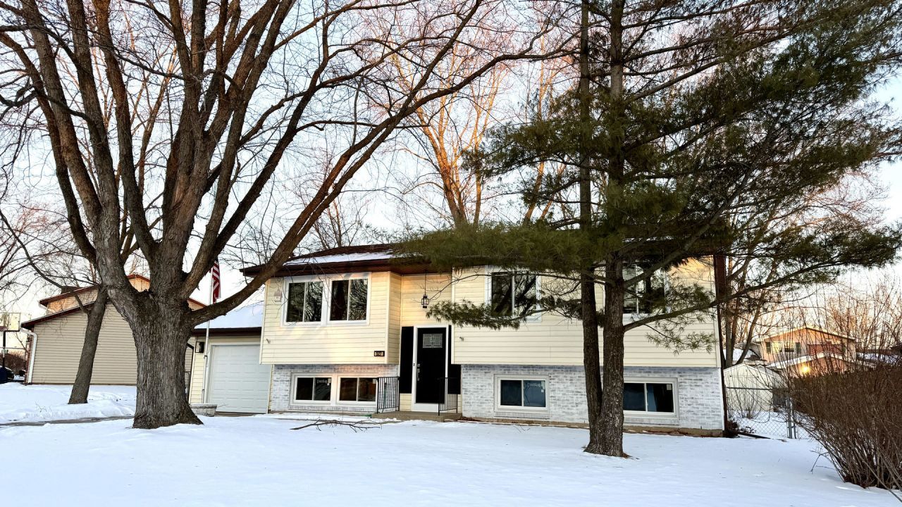 527 Northgate Road, Lindenhurst, IL 60046 Main Photo