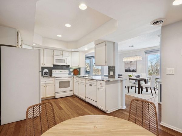 6075 Lincoln Drive, Unit 305, Edina, MN 55436