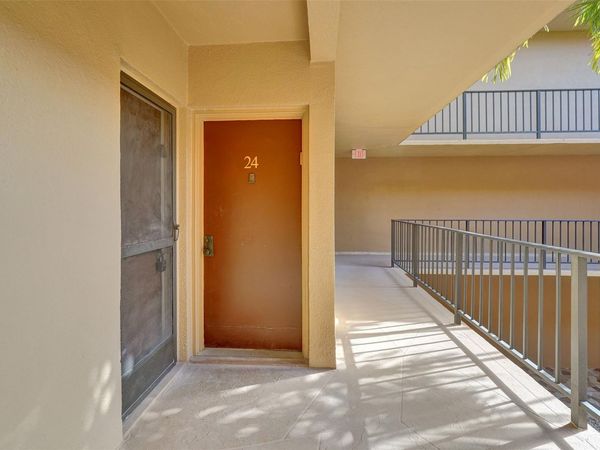 4040 N Hills Dr, Unit 24, Hollywood, FL 33021
