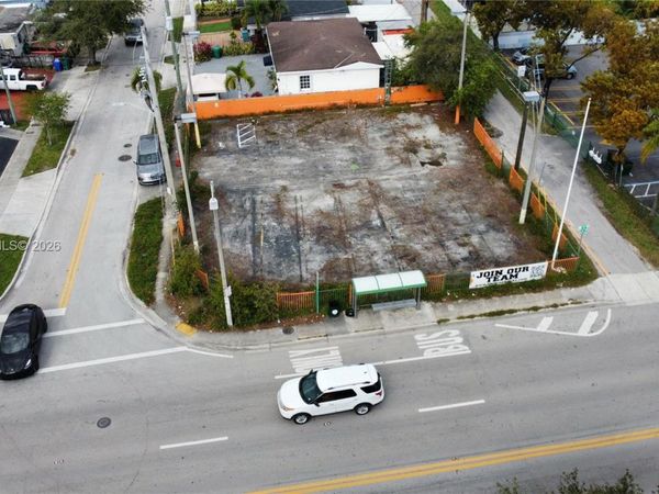 705 NW 18th Pl , Miami, FL 33125