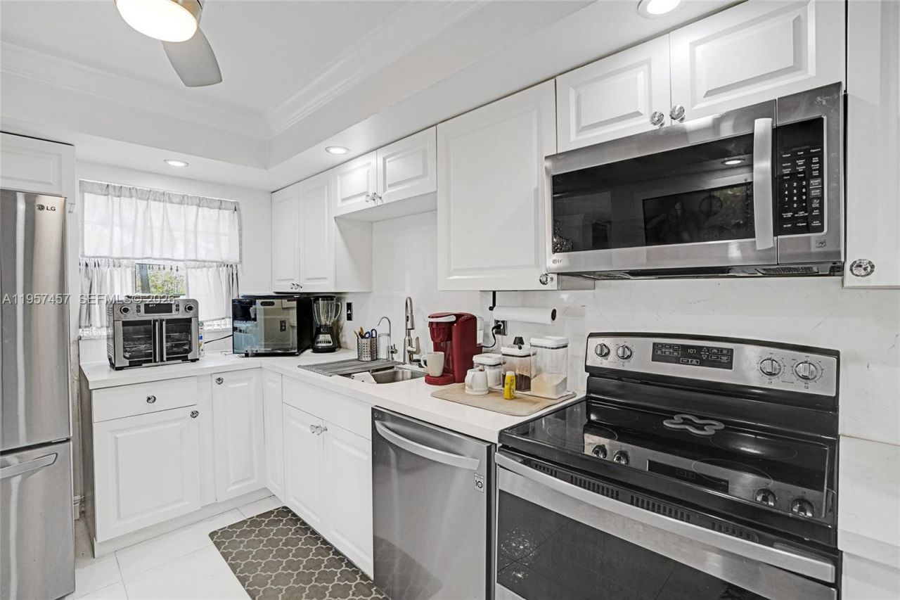 1400 Saint Charles Pl , Unit 204, Pembroke Pines, FL 33026 Photo