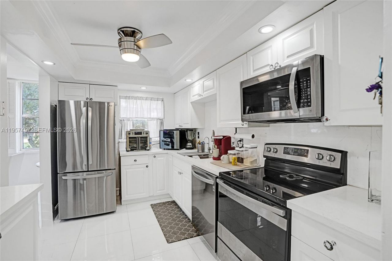 1400 Saint Charles Pl , Unit 204, Pembroke Pines, FL 33026 Photo