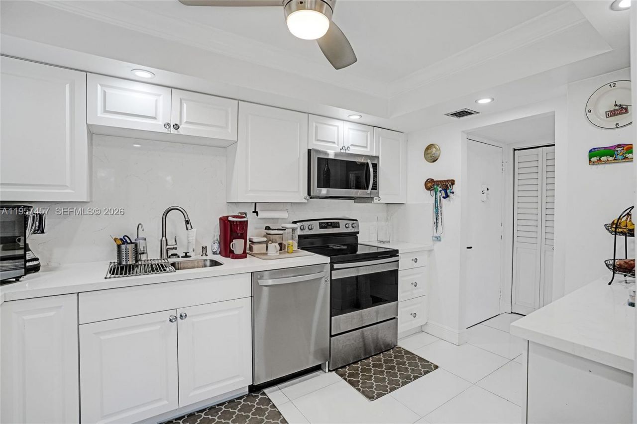 1400 Saint Charles Pl , Unit 204, Pembroke Pines, FL 33026 Photo