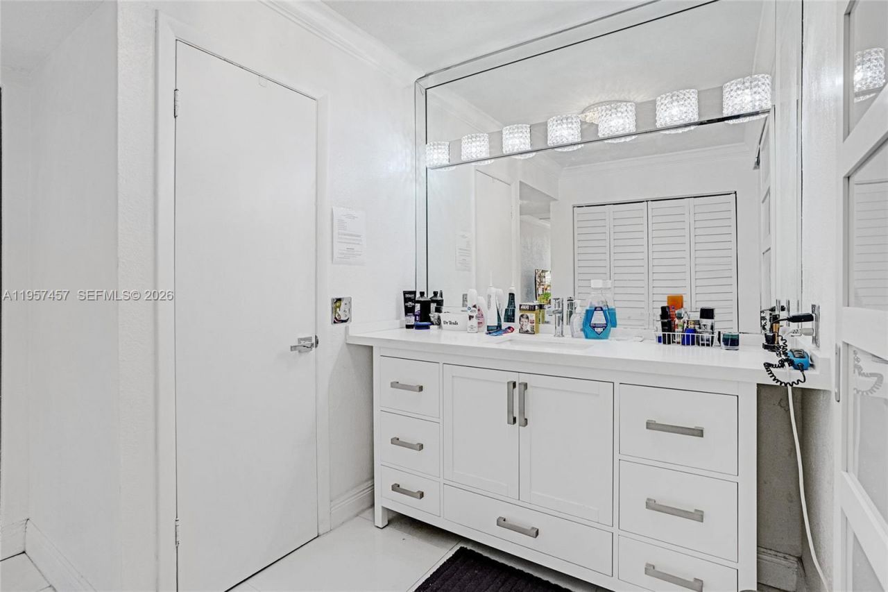 1400 Saint Charles Pl , Unit 204, Pembroke Pines, FL 33026 Photo