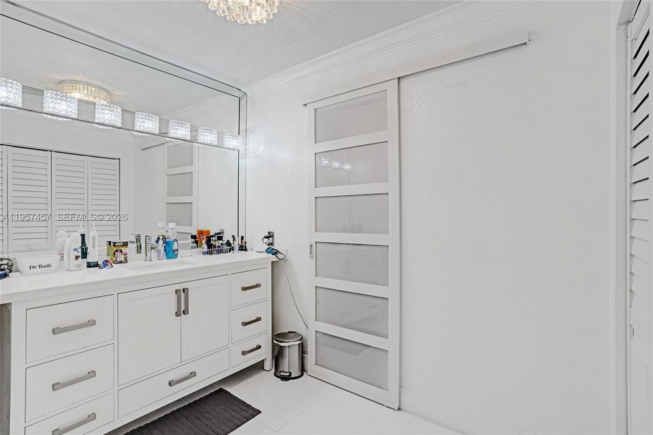 1400 Saint Charles Pl , Unit 204, Pembroke Pines, FL 33026 Photo