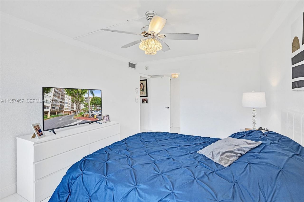 1400 Saint Charles Pl , Unit 204, Pembroke Pines, FL 33026 Photo