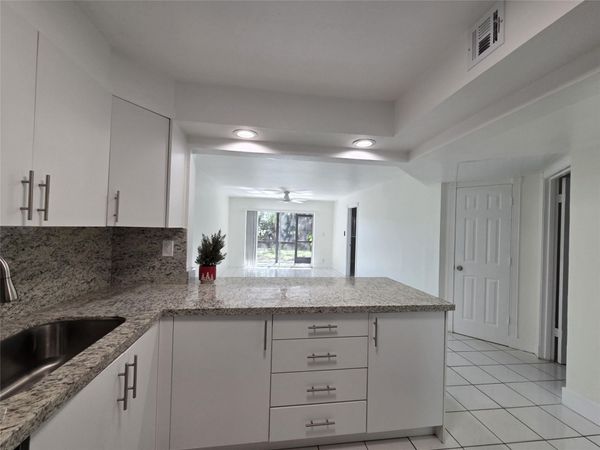 8000 Fairview Drive, Unit 110, Tamarac, FL 33321