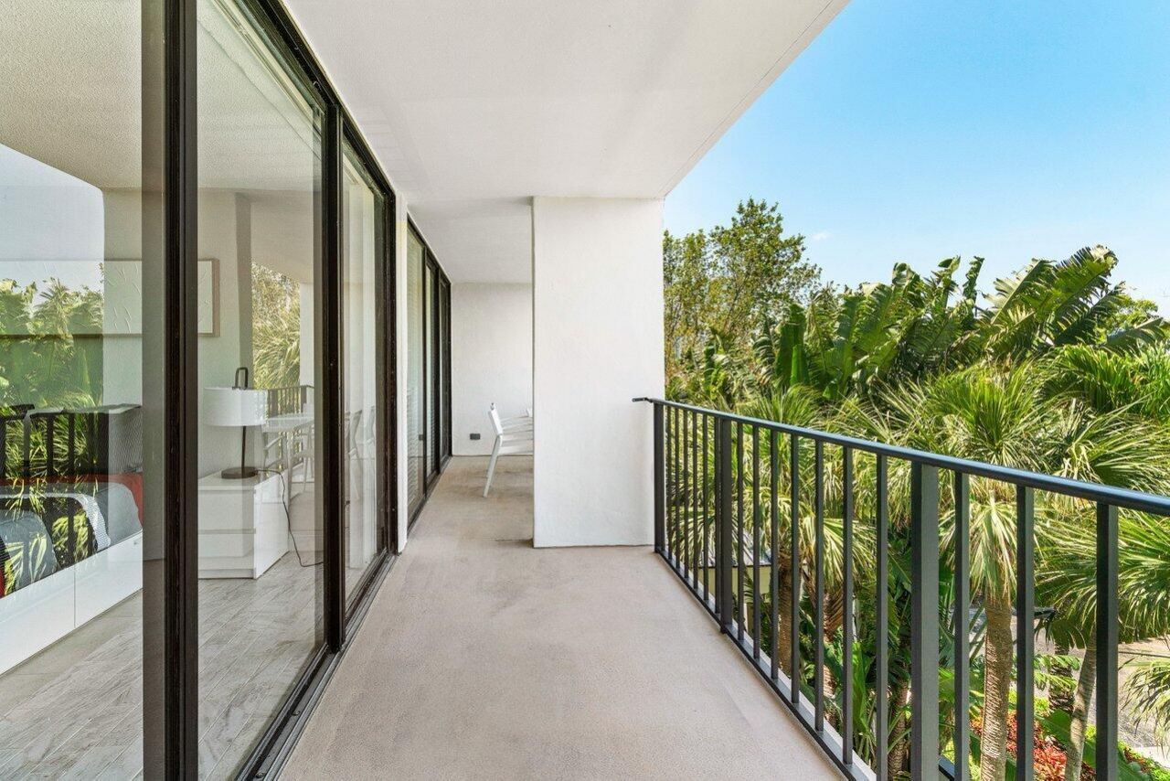 1830 Embassy Drive, Unit 401, West Palm Beach, FL 33401 Photo