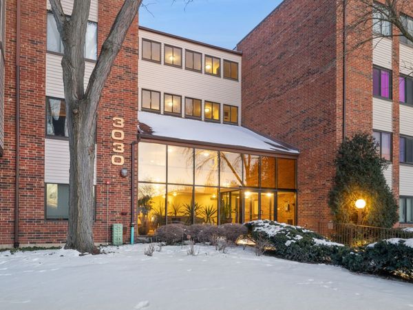 3030 Pheasant Creek Drive, Unit 102, Northbrook, IL 60062
