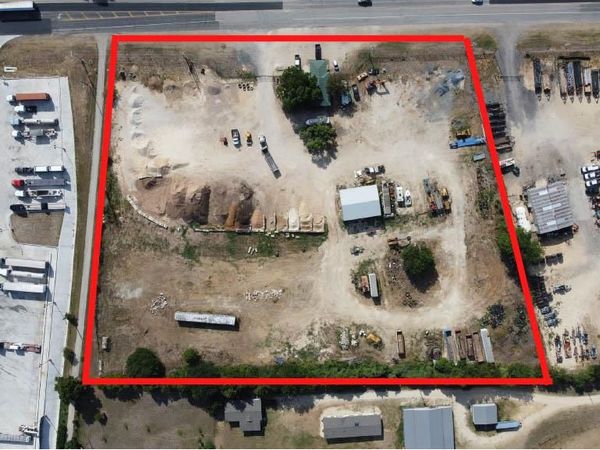 1951 South Magnolia, Luling, TX 78648