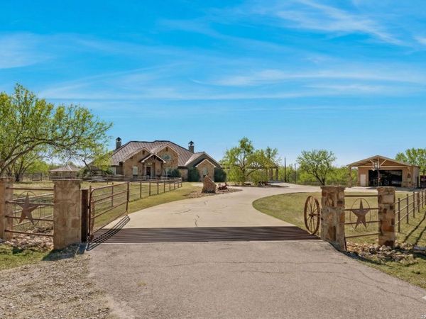 819 County Road 356, La Vernia, TX 78101