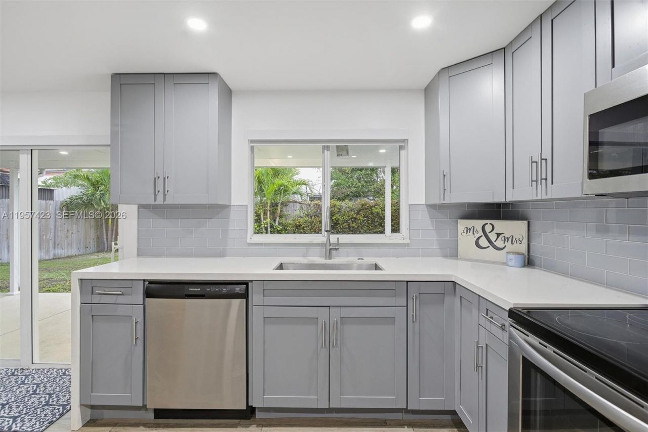 941 E 16th Pl, Hialeah, FL 33010 Photo