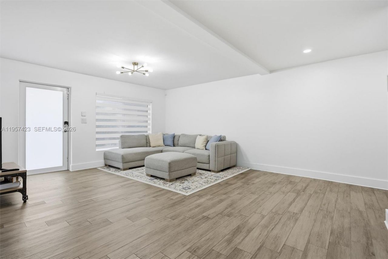 941 E 16th Pl, Hialeah, FL 33010 Photo