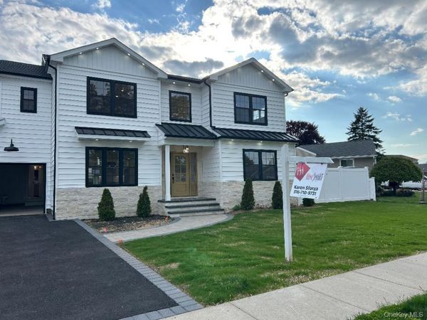 26 Essex Road, Bethpage, NY 11714