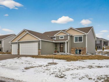 922 Mulberry Avenue NE, Montgomery, MN 56069