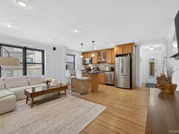 46 Terrace Circle, Unit 1B, Great Neck, NY 11021