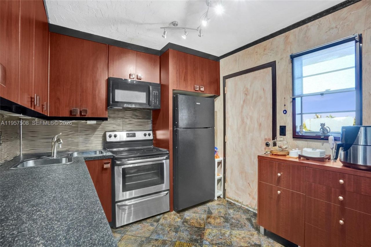 1000 NE 12th Ave , Unit 505, Hallandale Beach, FL 33009 Photo