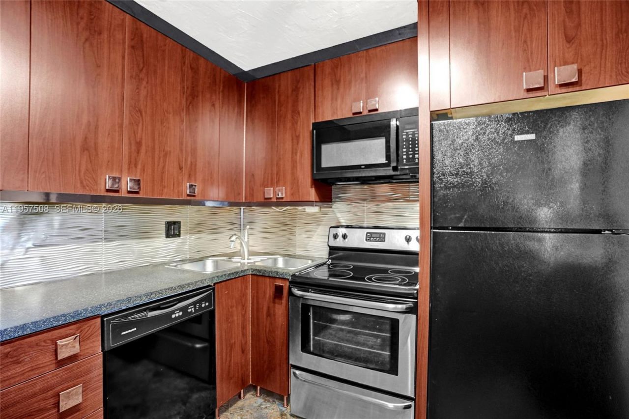 1000 NE 12th Ave , Unit 505, Hallandale Beach, FL 33009 Photo