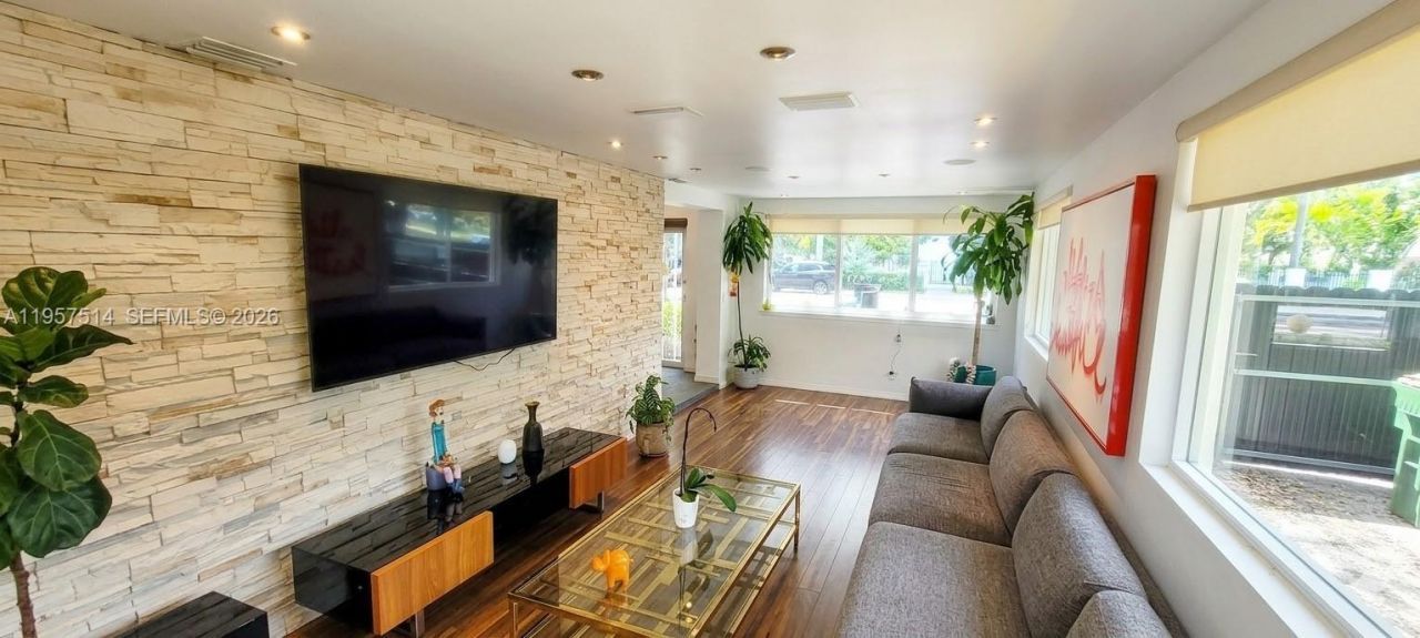 875 NE 130th St, North Miami, FL 33161 Photo