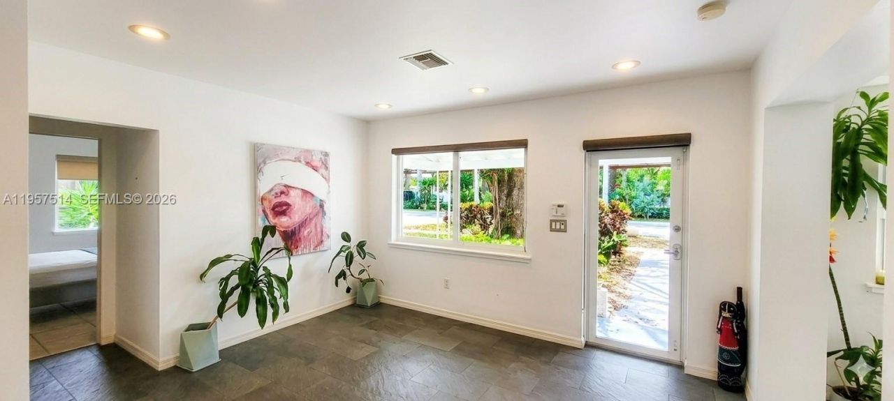 875 NE 130th St, North Miami, FL 33161 Photo