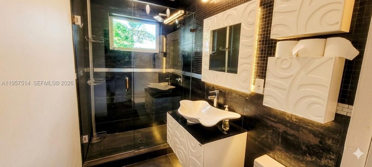 875 NE 130th St, North Miami, FL 33161 Photo