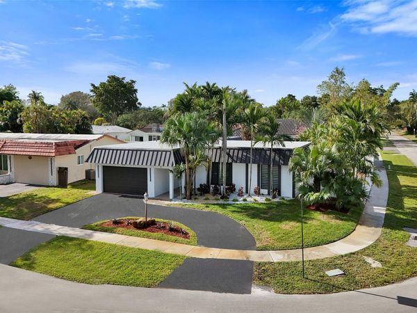 4920 Sarazen Dr, Hollywood, FL 33021