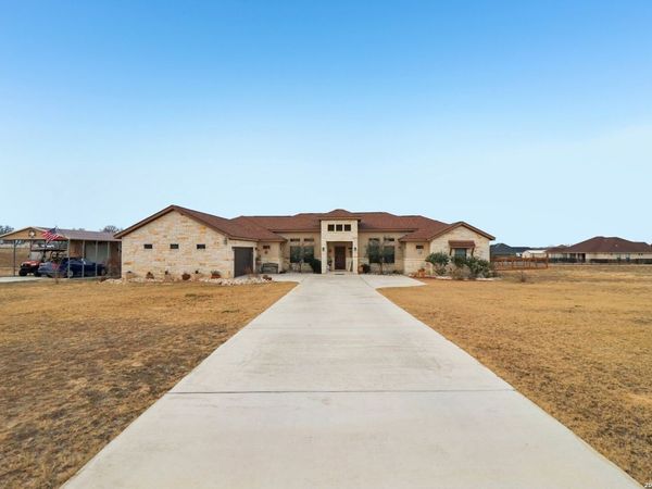 311 Abrego Lake, Floresville, TX 78114