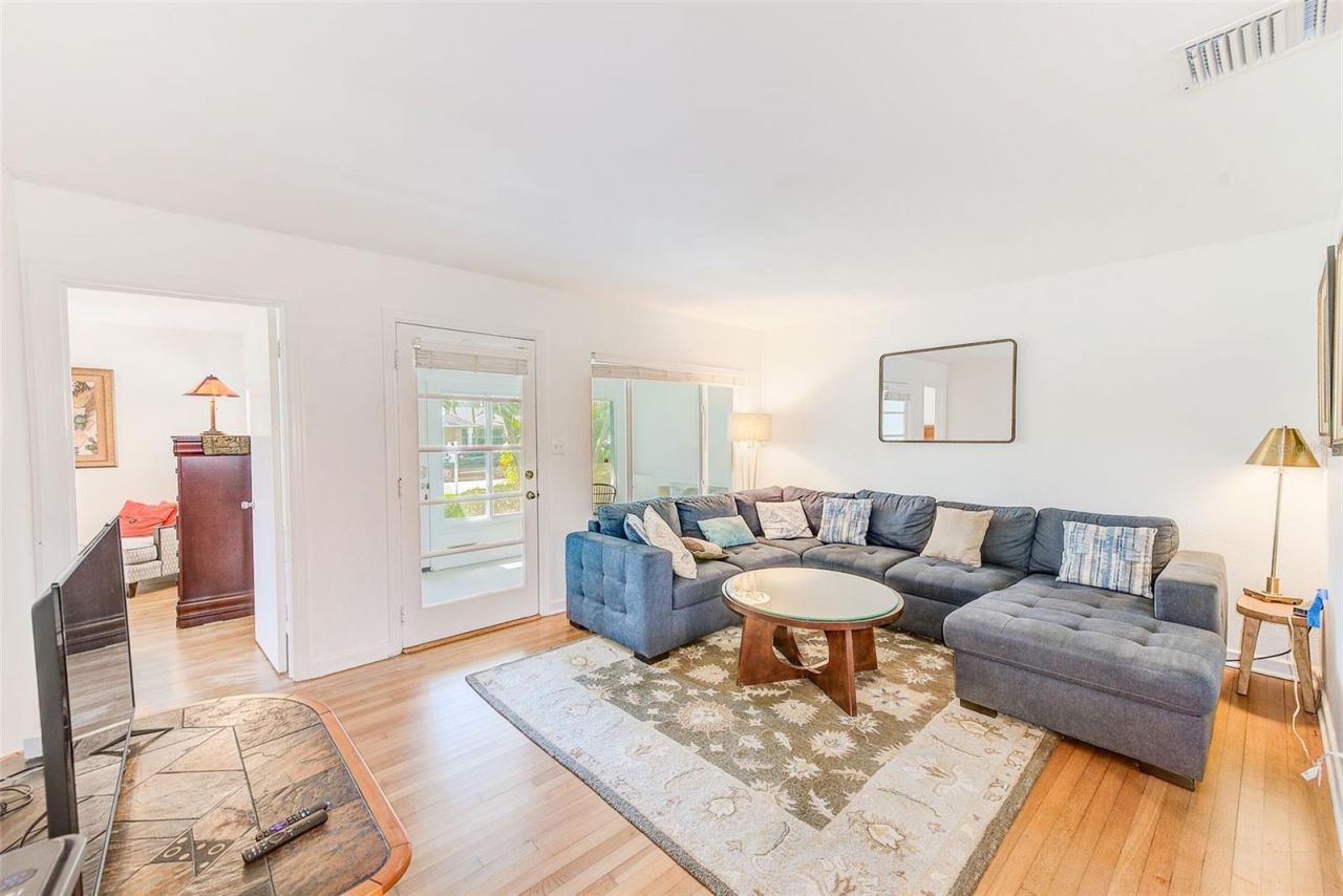 240-242 Mateo Way Ne, Saint Petersburg, FL 33704 Photo